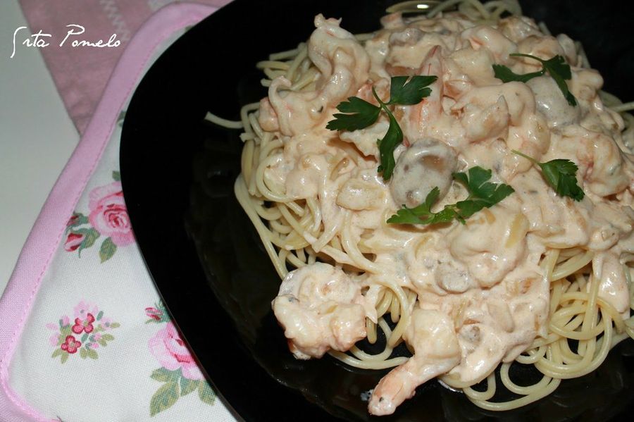 Espaguetis con fgorgonzola, gambas y setas