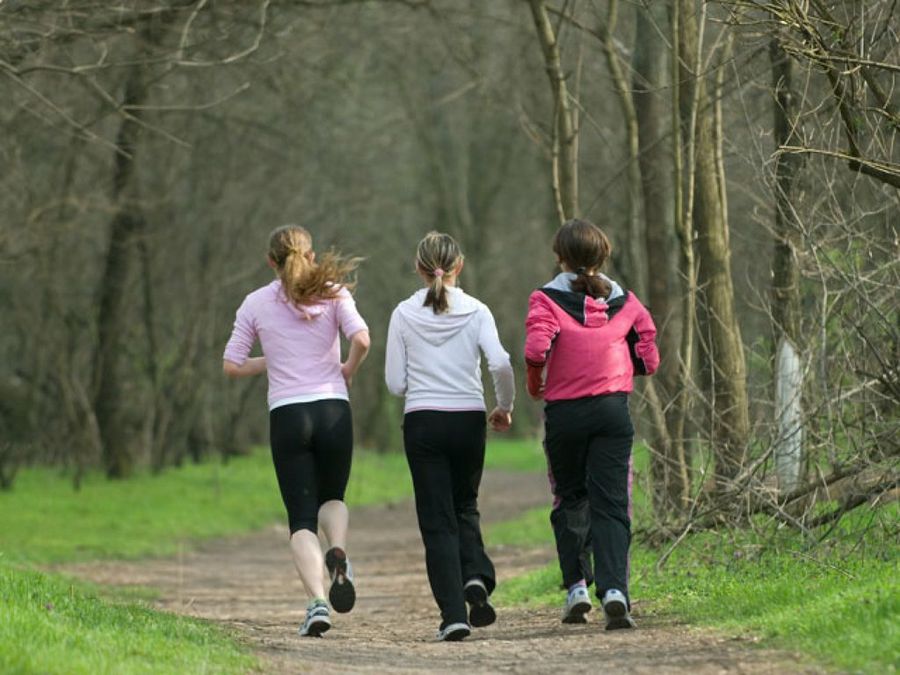 Chicas corriendo