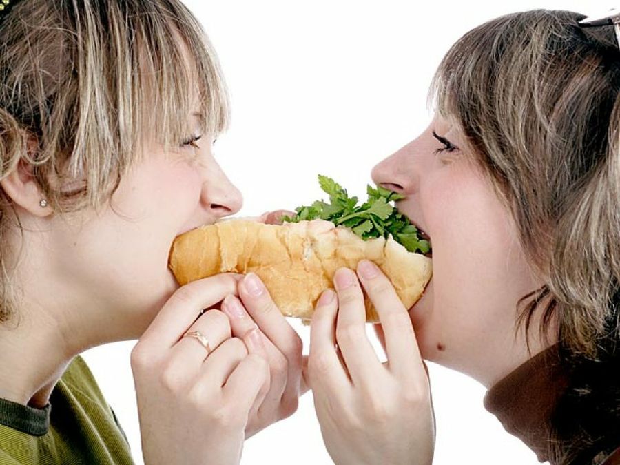 chicas comiendo bocadillo