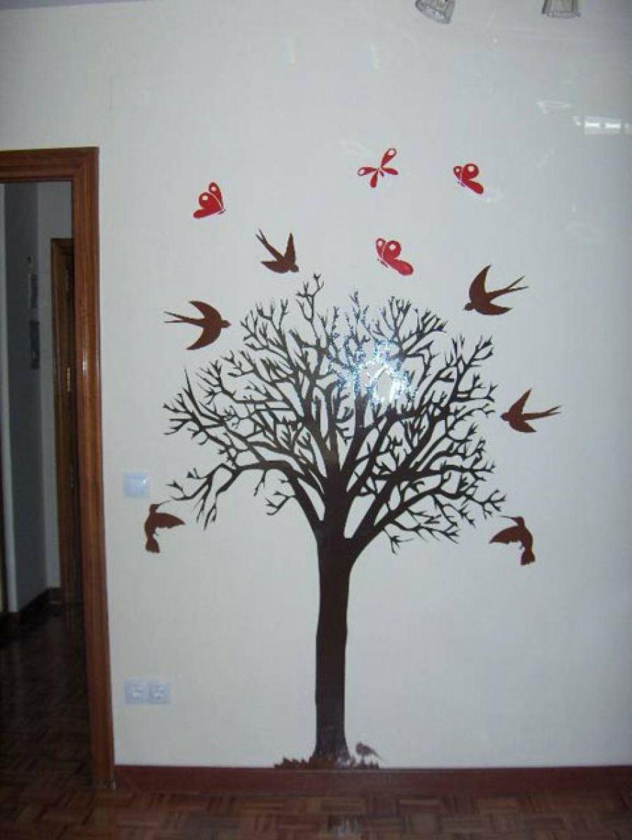 árbol, pájaros y mariposas de papel