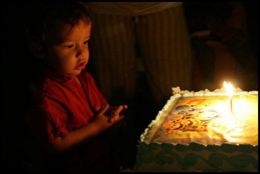 Niño soplando velas