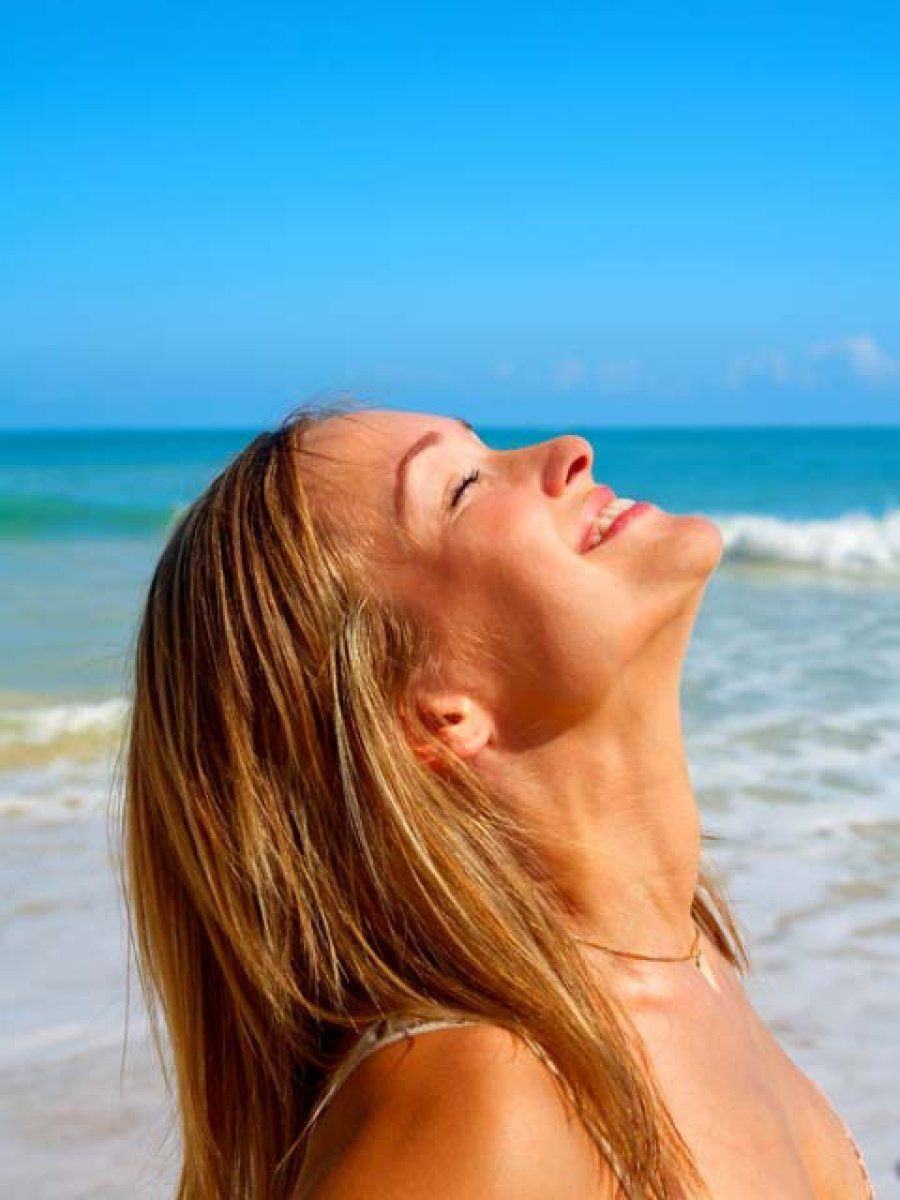 chica rubia en playa
