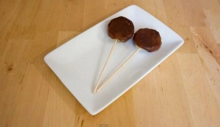 Piruletas de chocolate y kiwi