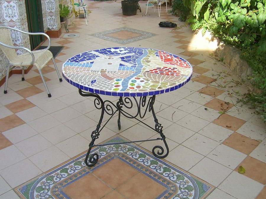 Mesa de forja y mosaico del lector Chapucero