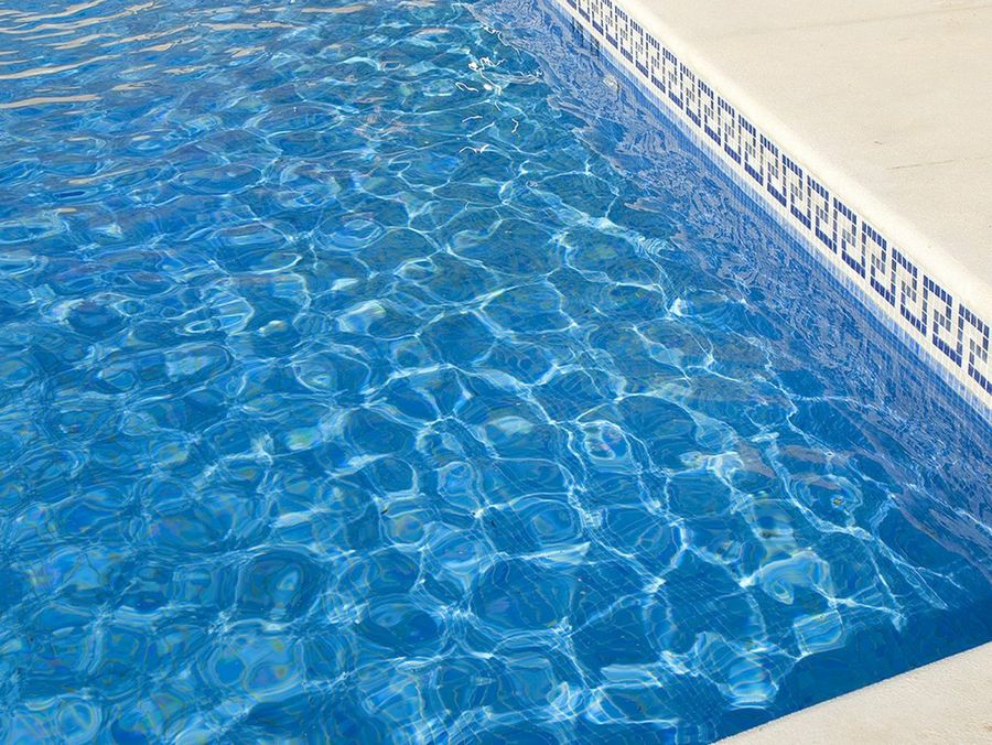 Piscina con aguas limpias