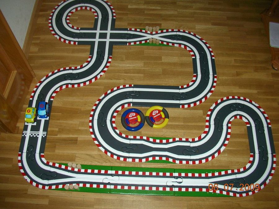 Scalextrix fabricado por Grover para sus hijos.
