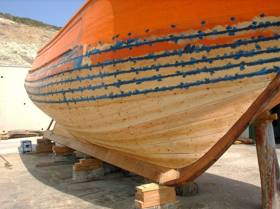 Casco de un pesquero de madera