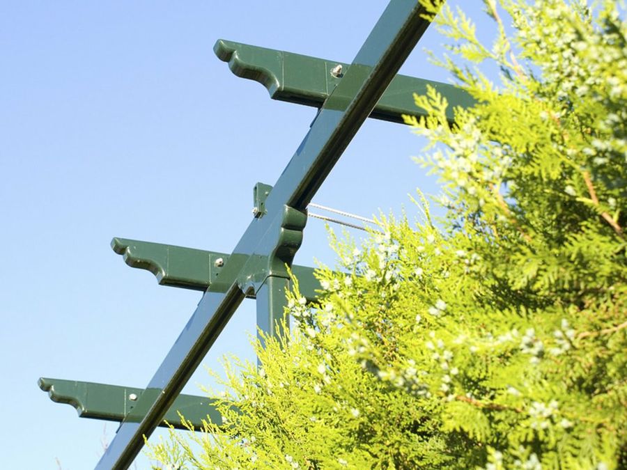 Una pérgola de jardín fabricada en metal.