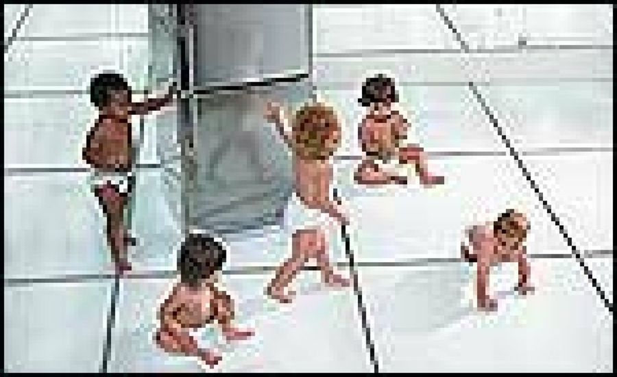 niños jugando con nevera