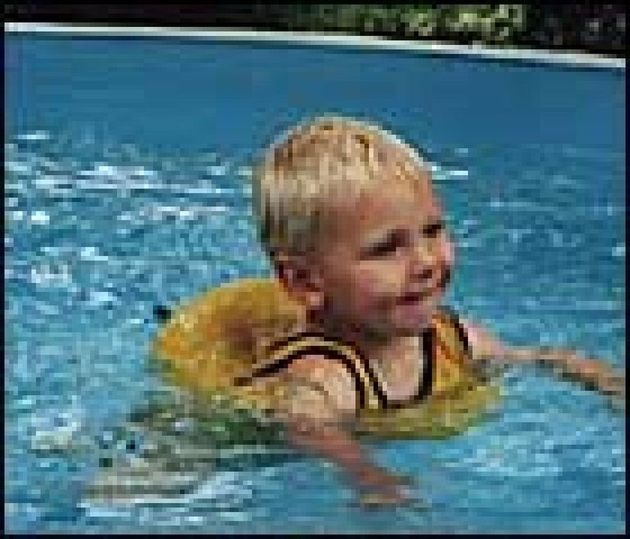 niño nadando