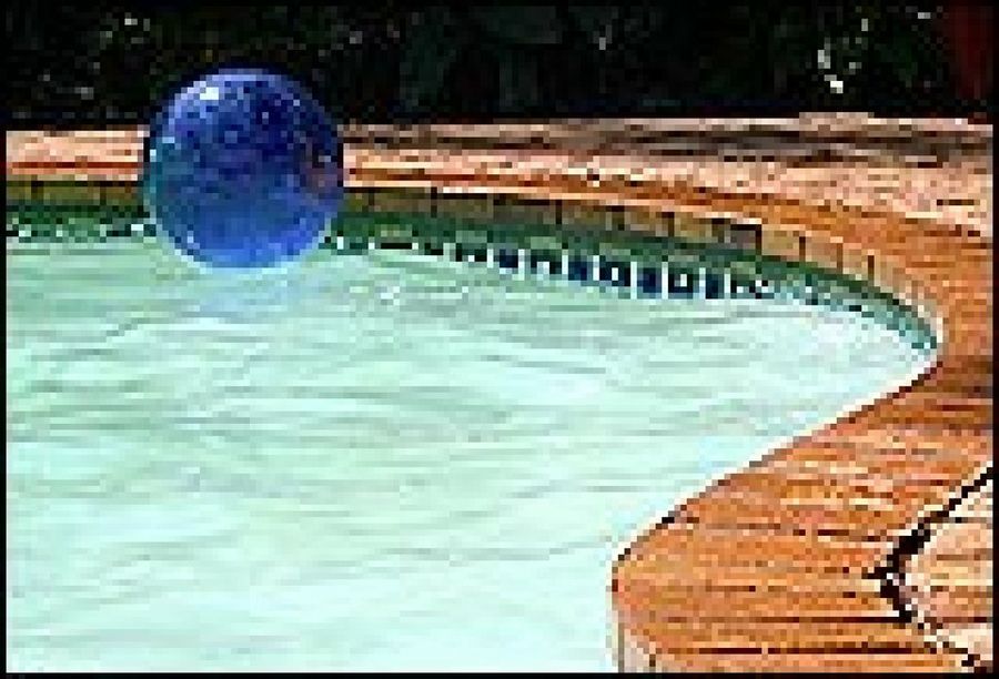 pelota en piscina