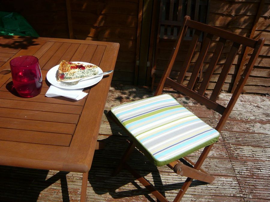 mesa y silla de jardín de madera