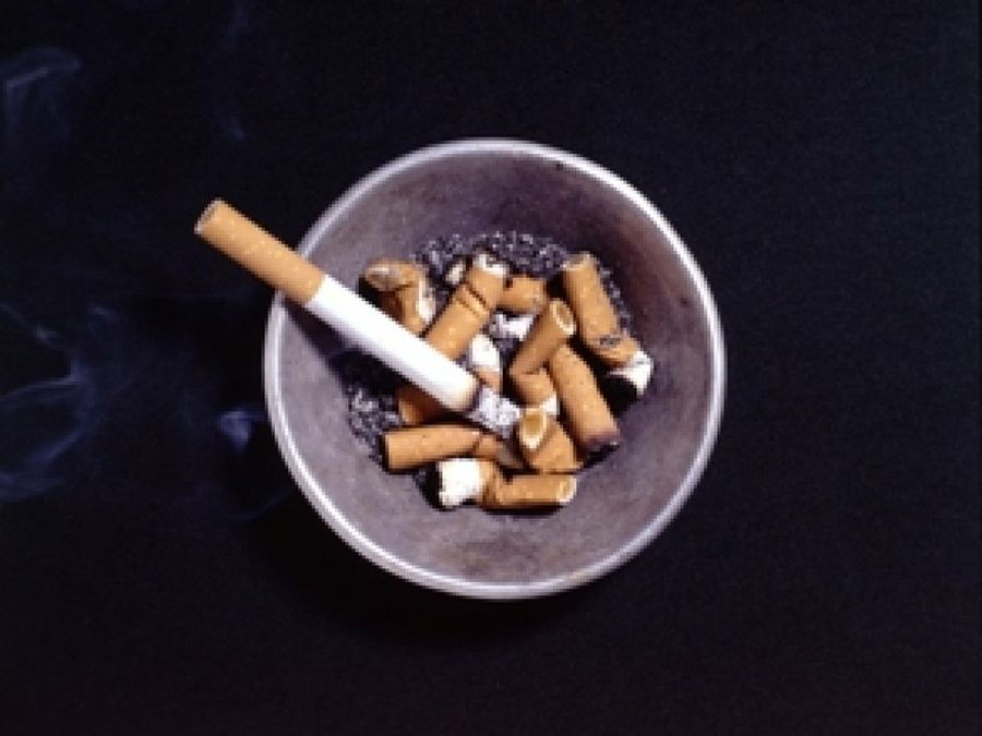 Cenicero con colillas