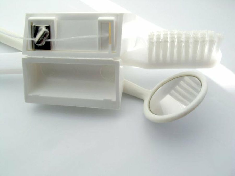 cepillo y seda dental