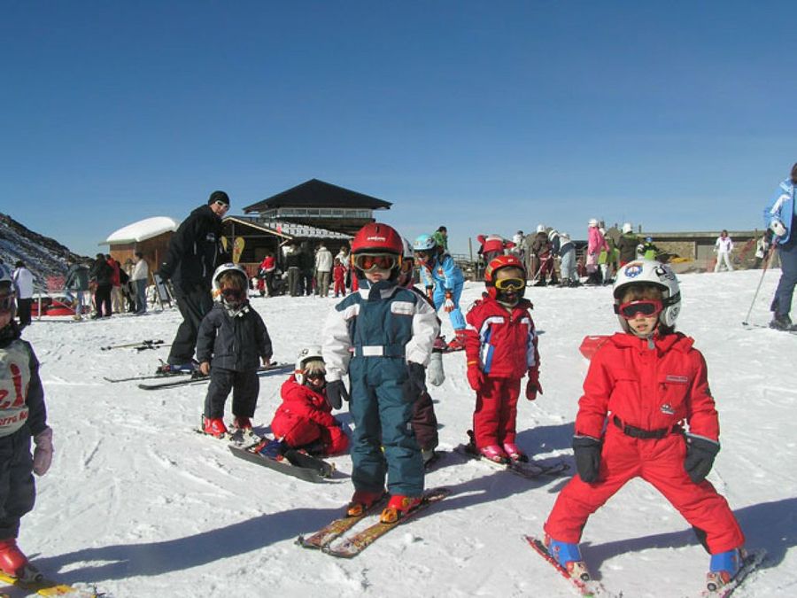 niños esquiando