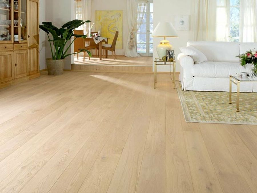 salón con suelo de tarima maciza