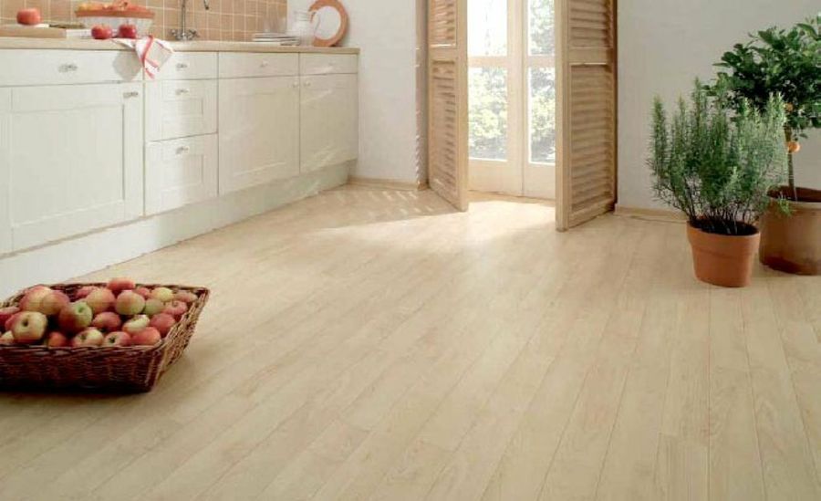 cocina con suelo de parqué laminado