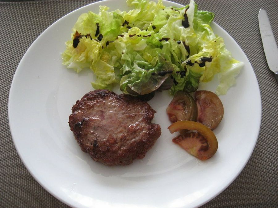 Haamburguesa con ensalada