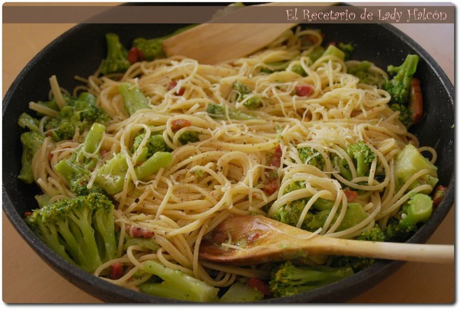 Espaguetis con brócoli y bacon