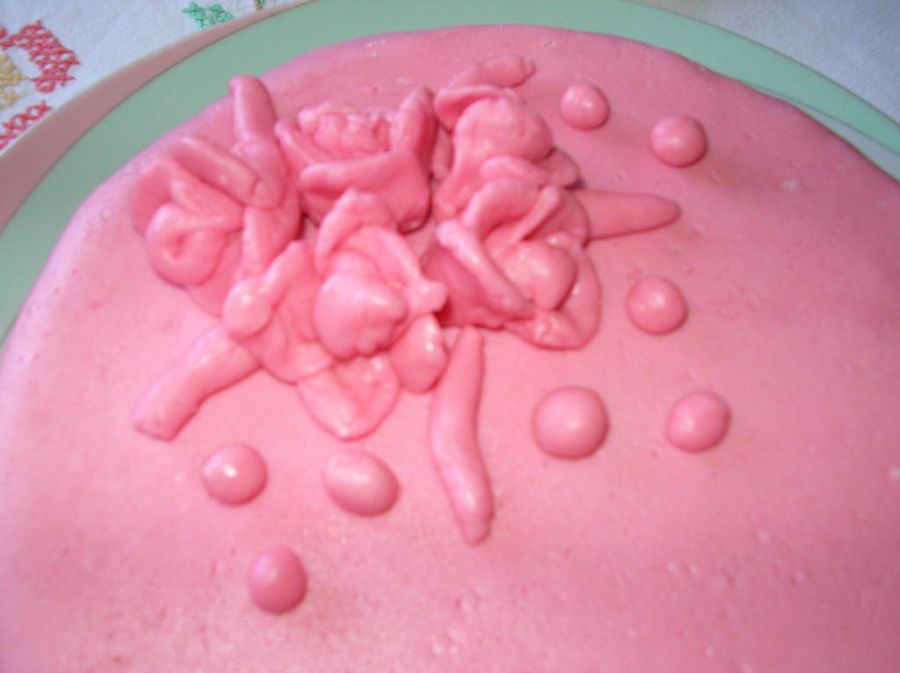 Tarta de fresas y chocolate con cobertura fondant