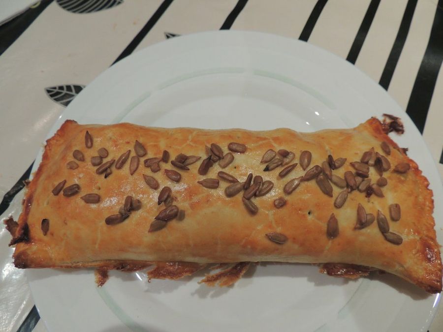 pastel relleno de carne, pasas y oregano.