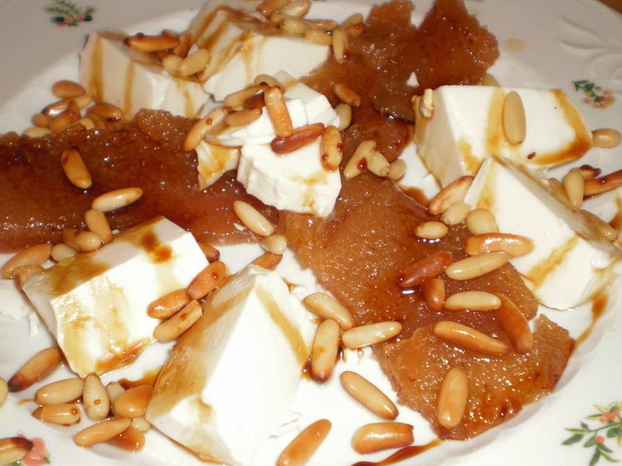 Queso fresco con piñones