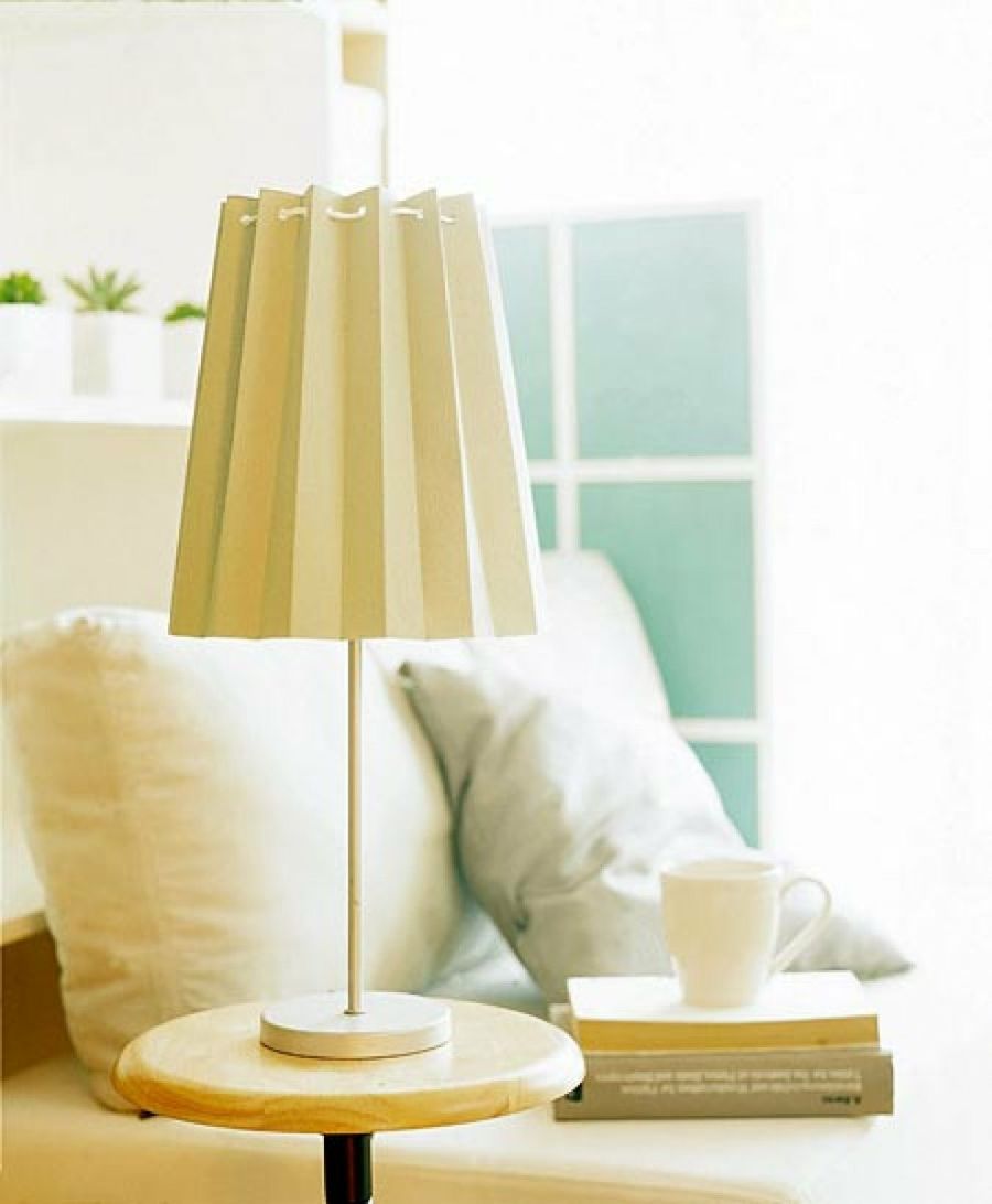 lámpara con pantalla plisada
