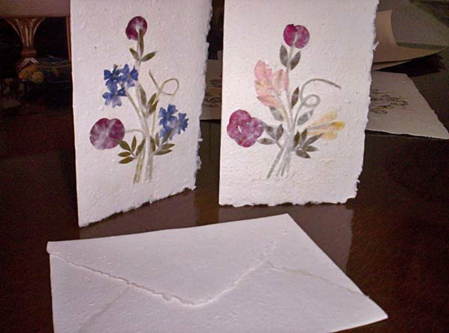 papel con flores prensadas