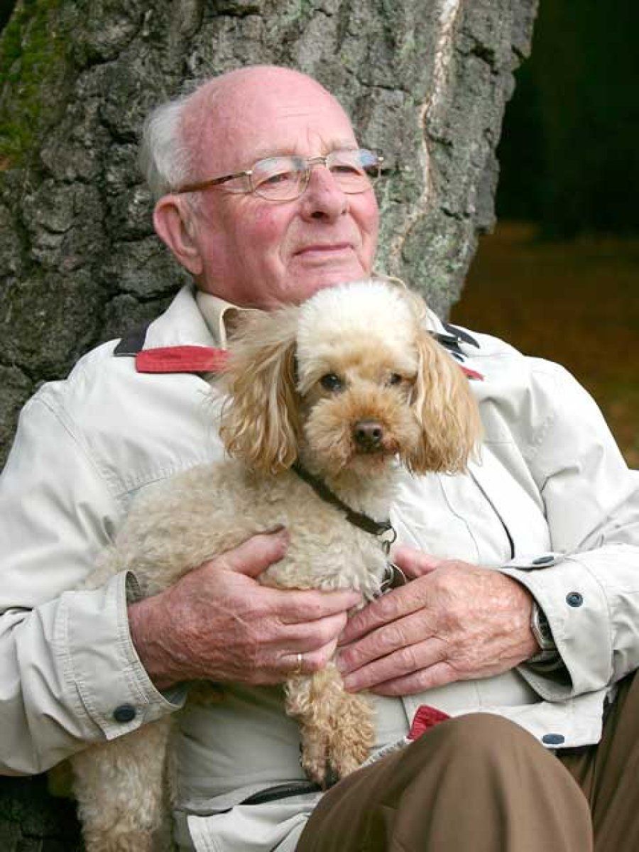 abuelo y perro