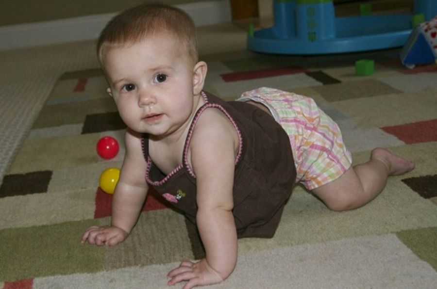 bebe gateando