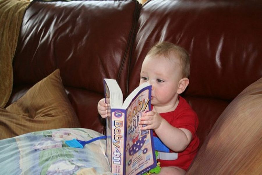 bebe leyendo