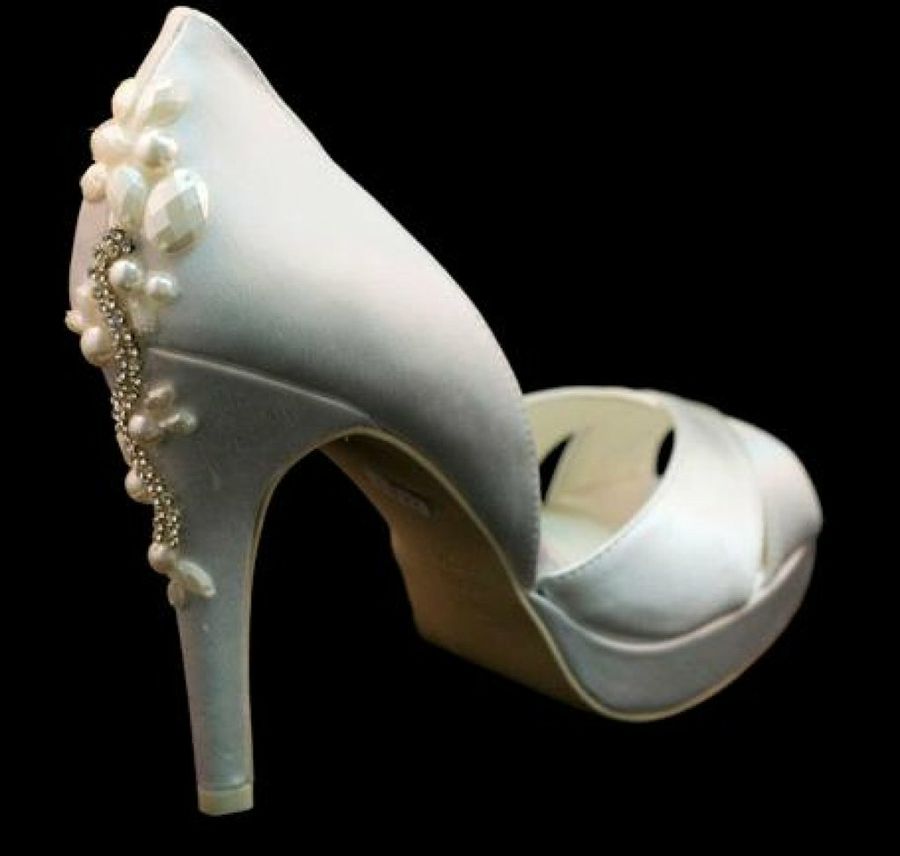 Las alpargatas de cuña son lo último para descansar de los tacones, cada vez las venden en más tiendas y gran cantidad de novias las usan.