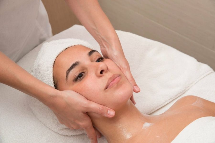 Masaje facial después del verano