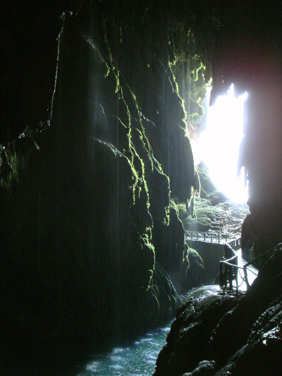 Gruta de la Cascada de la Cola de Caballo