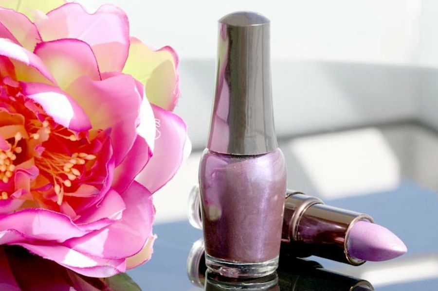 esmalte y barra de labios
