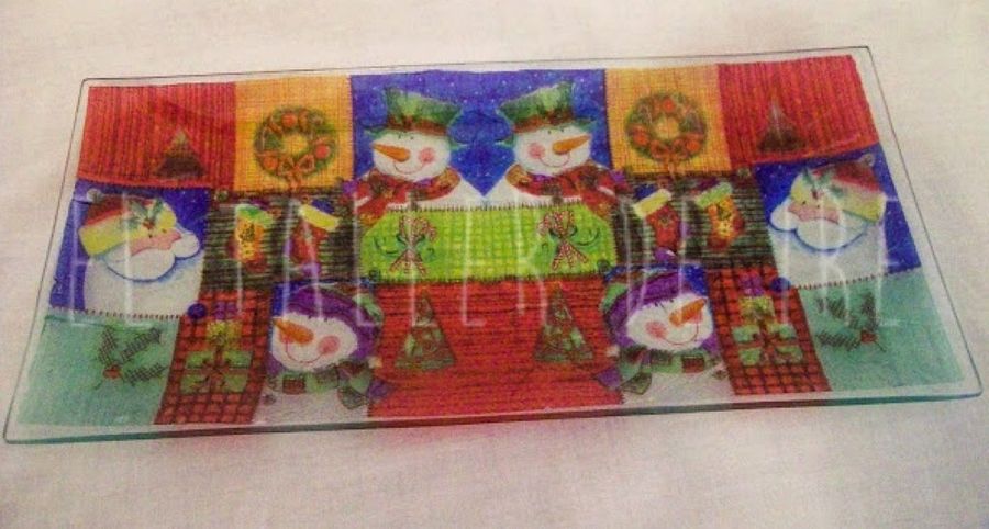 A esta bandeja le han dado un toque navideño gracias a la técnica decoupage