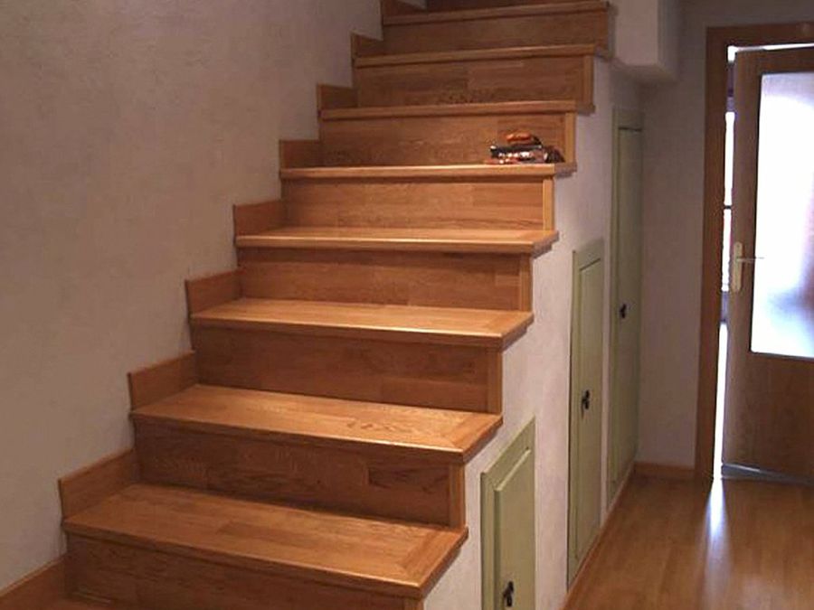 Revestimentos de madera en suelo y peldaños.