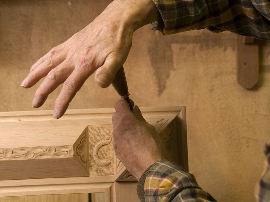 Trabajando un adorno sencillo sin maza, con la mano.