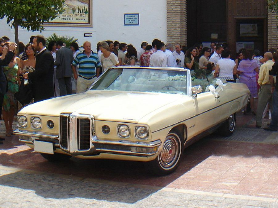Coche en la iglesia