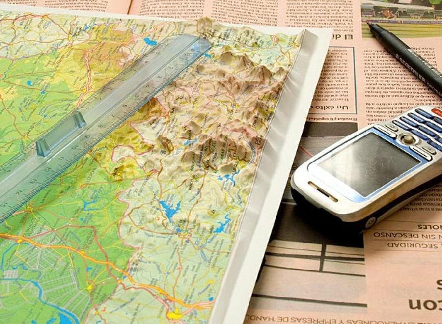 mapa, regla, teléfono