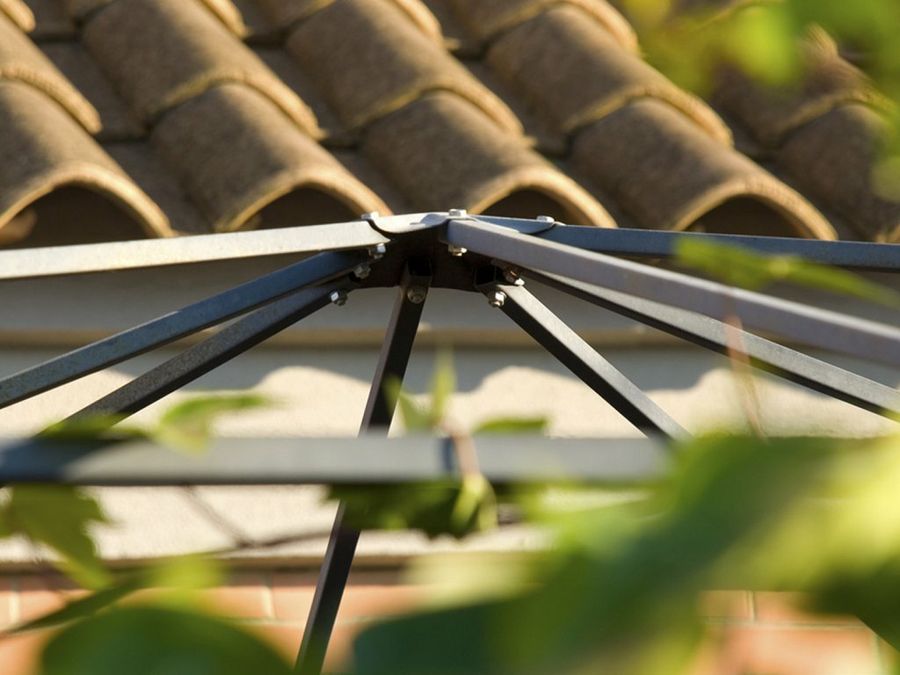 Armazón metálico para un toldo de jardín.