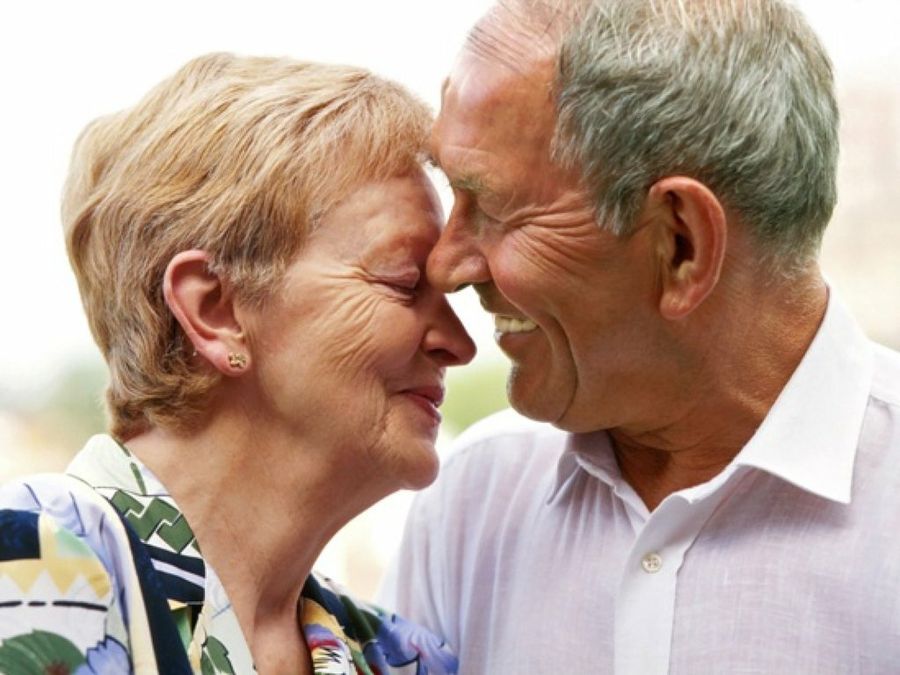 Pareja de personas mayores