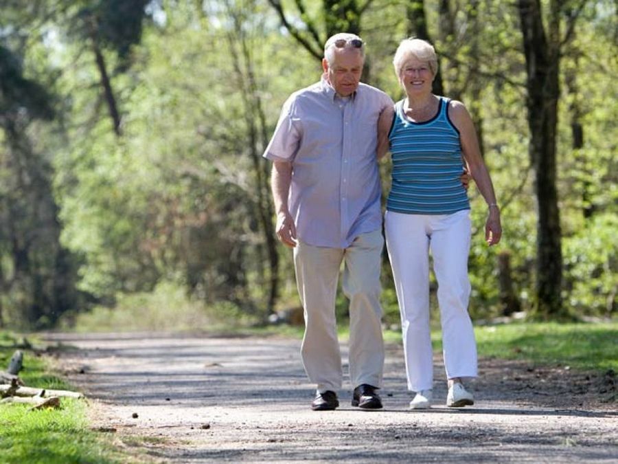 pareja paseando