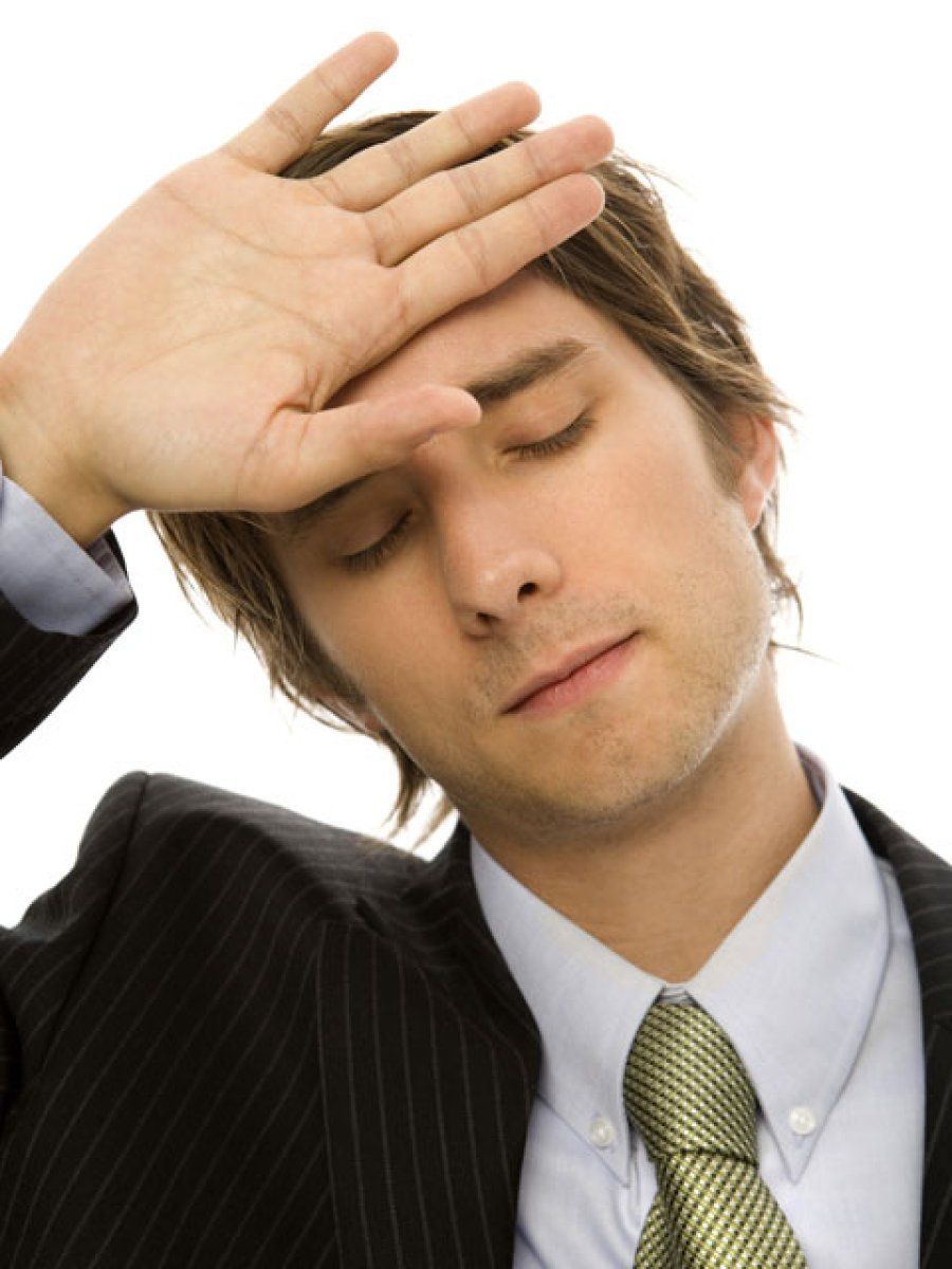 hombre con dolor de cabeza