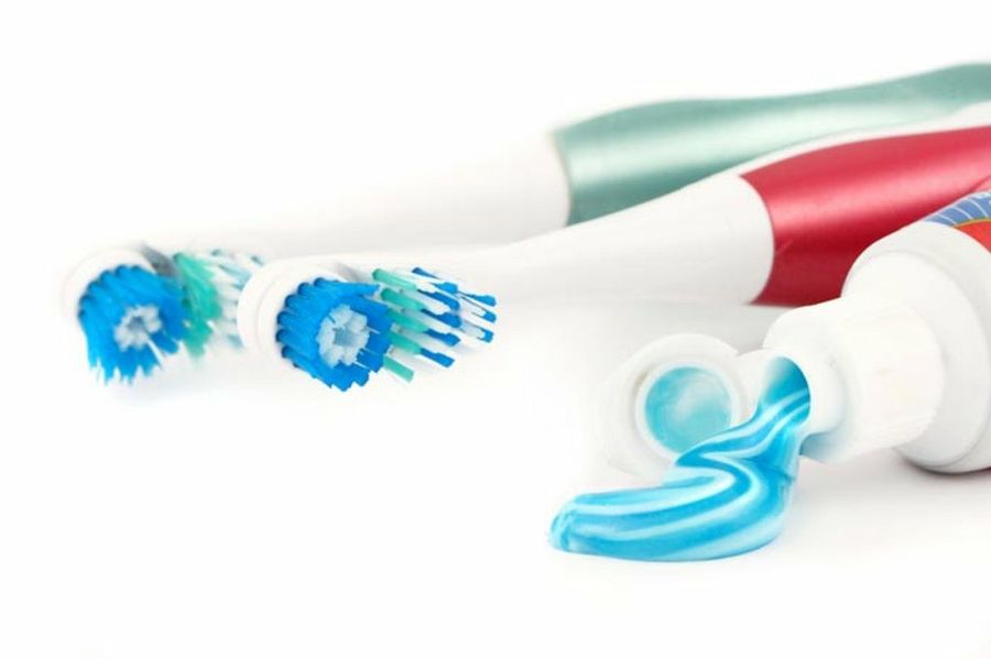 cepillo y pasta de dientes