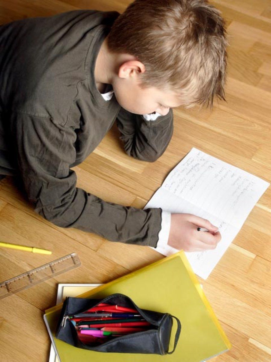 niño estudiando