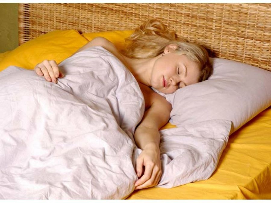 mujer rubia durmiendo