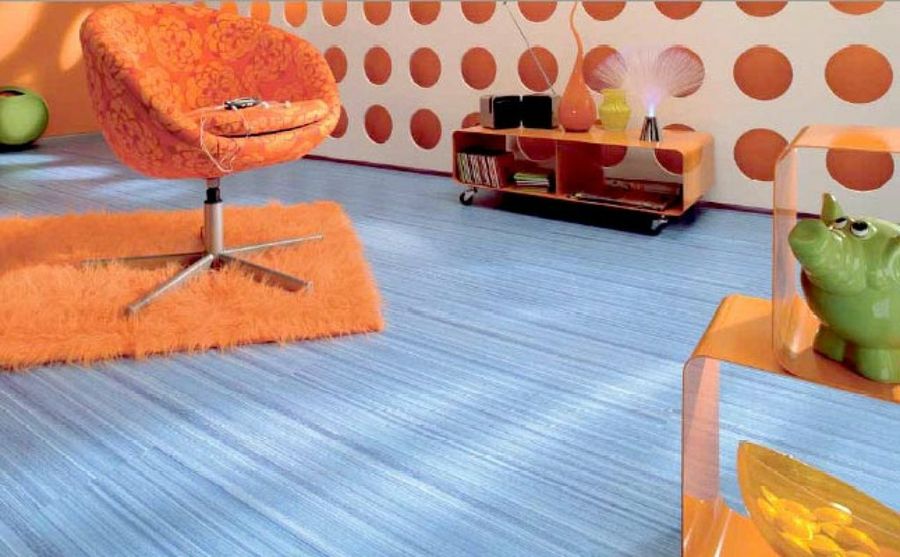 habitación con suelo de parqué laminado azul