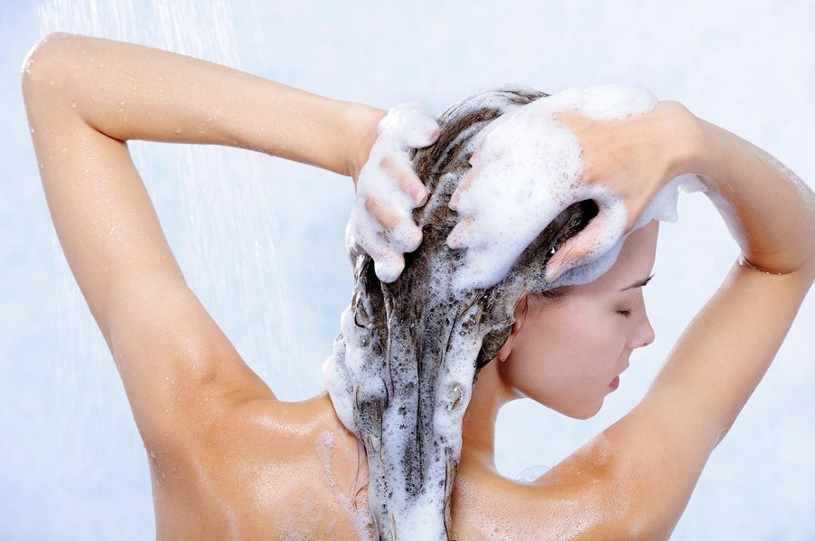 Lavar el pelo con champú diariamente