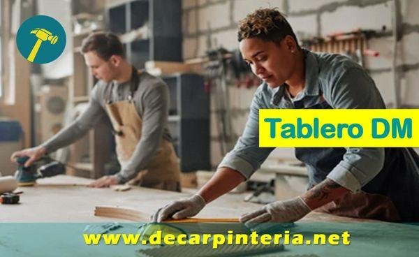 Tablero-DM-hombre-y-mujer-trabajando-lijando-y-preparando-la-madera
